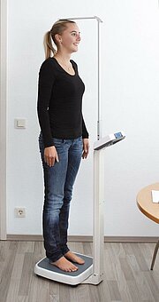 Personenwaage mit Person, die sich gerade wiegt