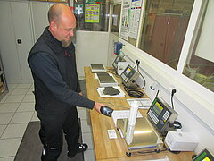 Ein Wägetechnik Techniker bei der Prüfung und Einrichtung des Wägesytems